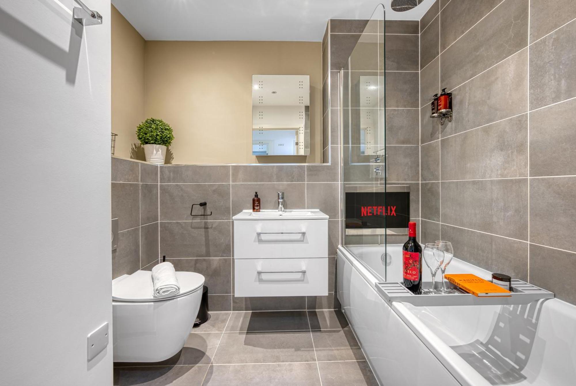 1 Bedroom Ocean Village Luxurious, Stylish & Cosy Apartment, Central Location In Southampton, Sleeps 4 - Summer Special Offer! - By Blue Puffin Stays Buitenkant foto