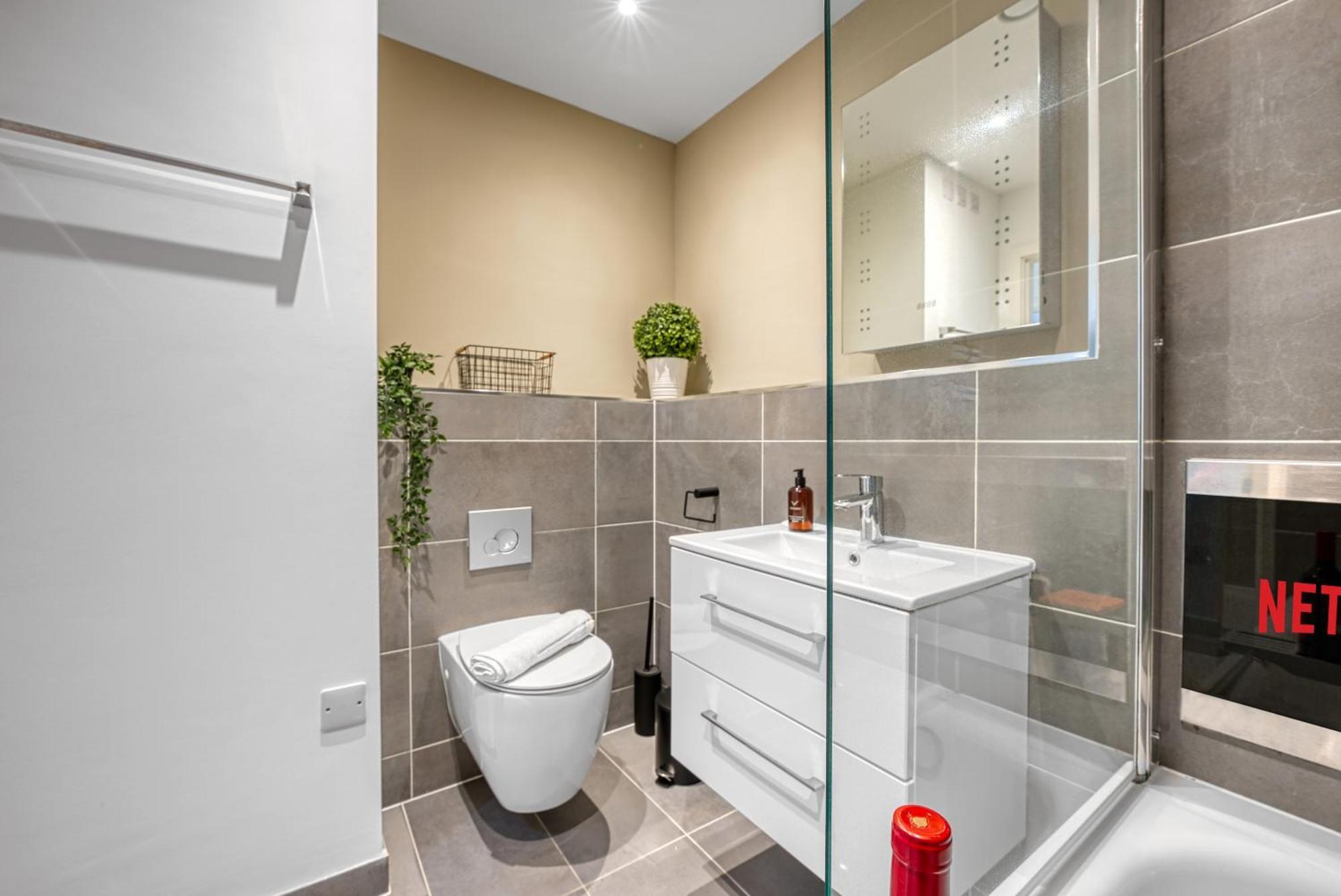 1 Bedroom Ocean Village Luxurious, Stylish & Cosy Apartment, Central Location In Southampton, Sleeps 4 - Summer Special Offer! - By Blue Puffin Stays Buitenkant foto