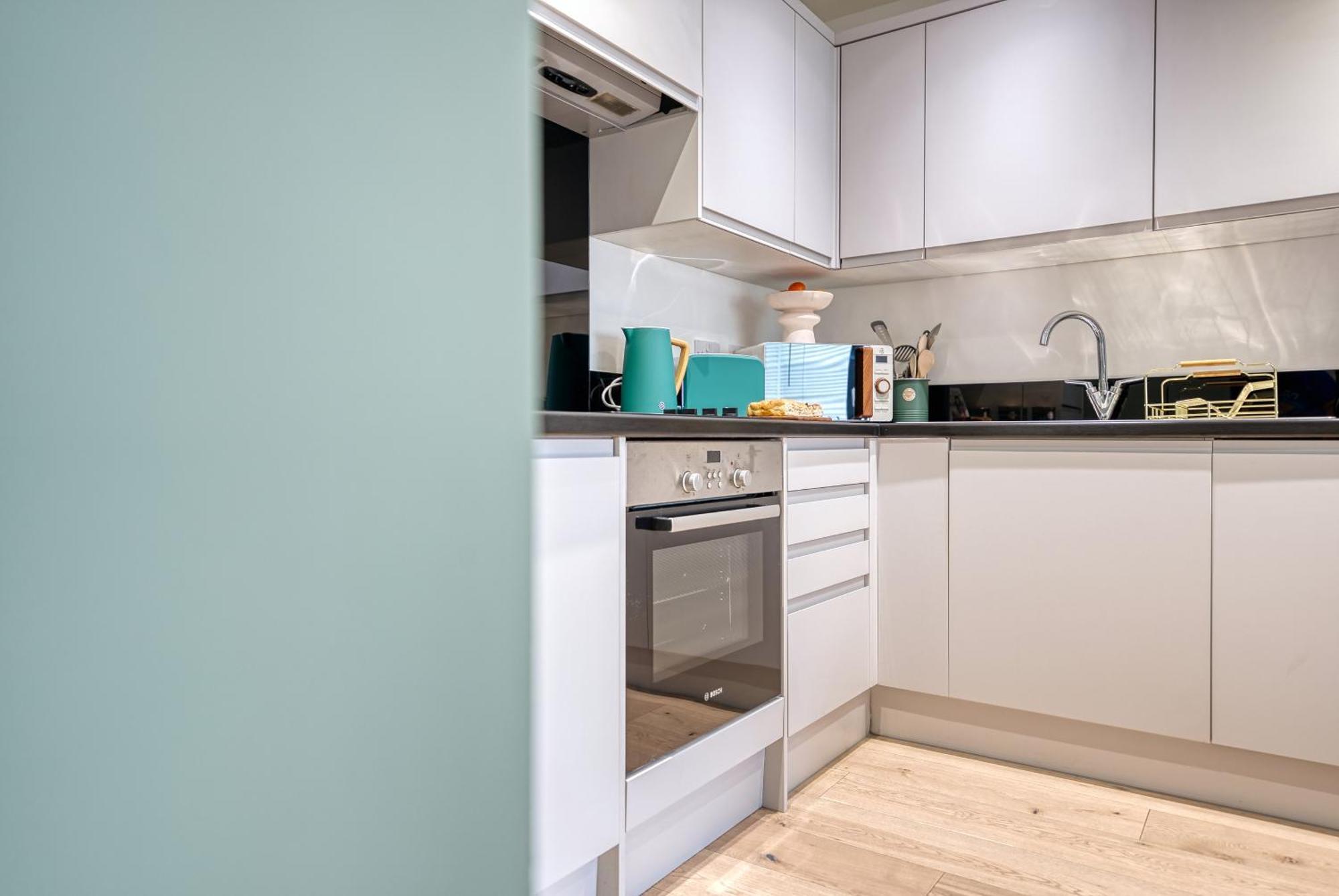 1 Bedroom Ocean Village Luxurious, Stylish & Cosy Apartment, Central Location In Southampton, Sleeps 4 - Summer Special Offer! - By Blue Puffin Stays Buitenkant foto