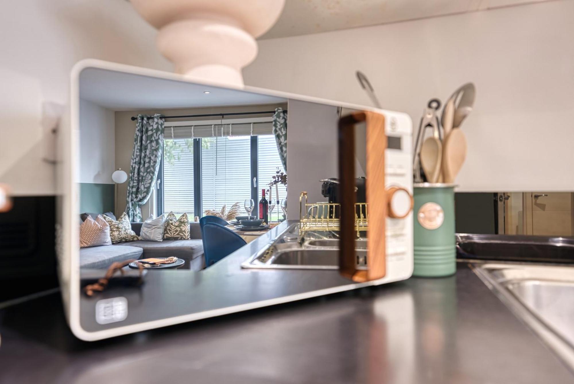1 Bedroom Ocean Village Luxurious, Stylish & Cosy Apartment, Central Location In Southampton, Sleeps 4 - Summer Special Offer! - By Blue Puffin Stays Buitenkant foto