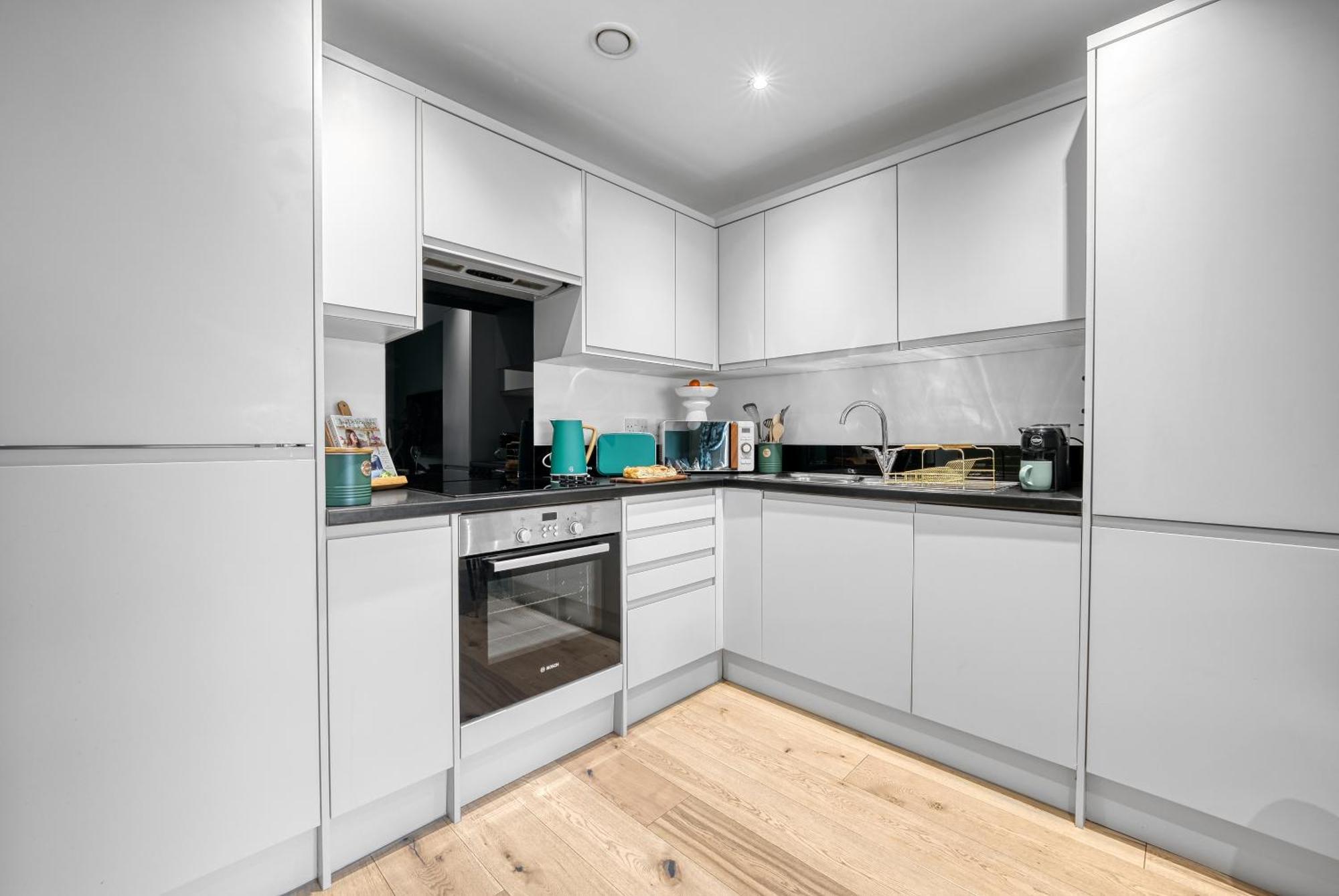 1 Bedroom Ocean Village Luxurious, Stylish & Cosy Apartment, Central Location In Southampton, Sleeps 4 - Summer Special Offer! - By Blue Puffin Stays Buitenkant foto
